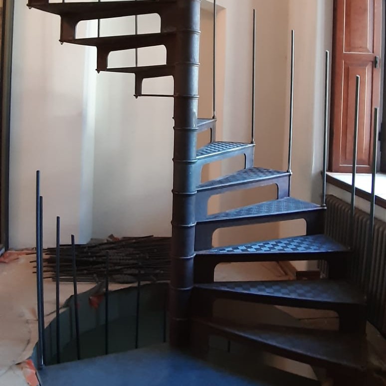 Installation of the Grand Dijon model - cast iron spiral staircase